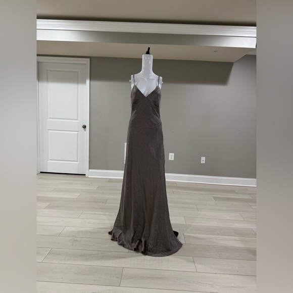 $3990 Ralph Lauren Collection

Natalie Silk-Blend Gown size 8 - Picture 14 of 17